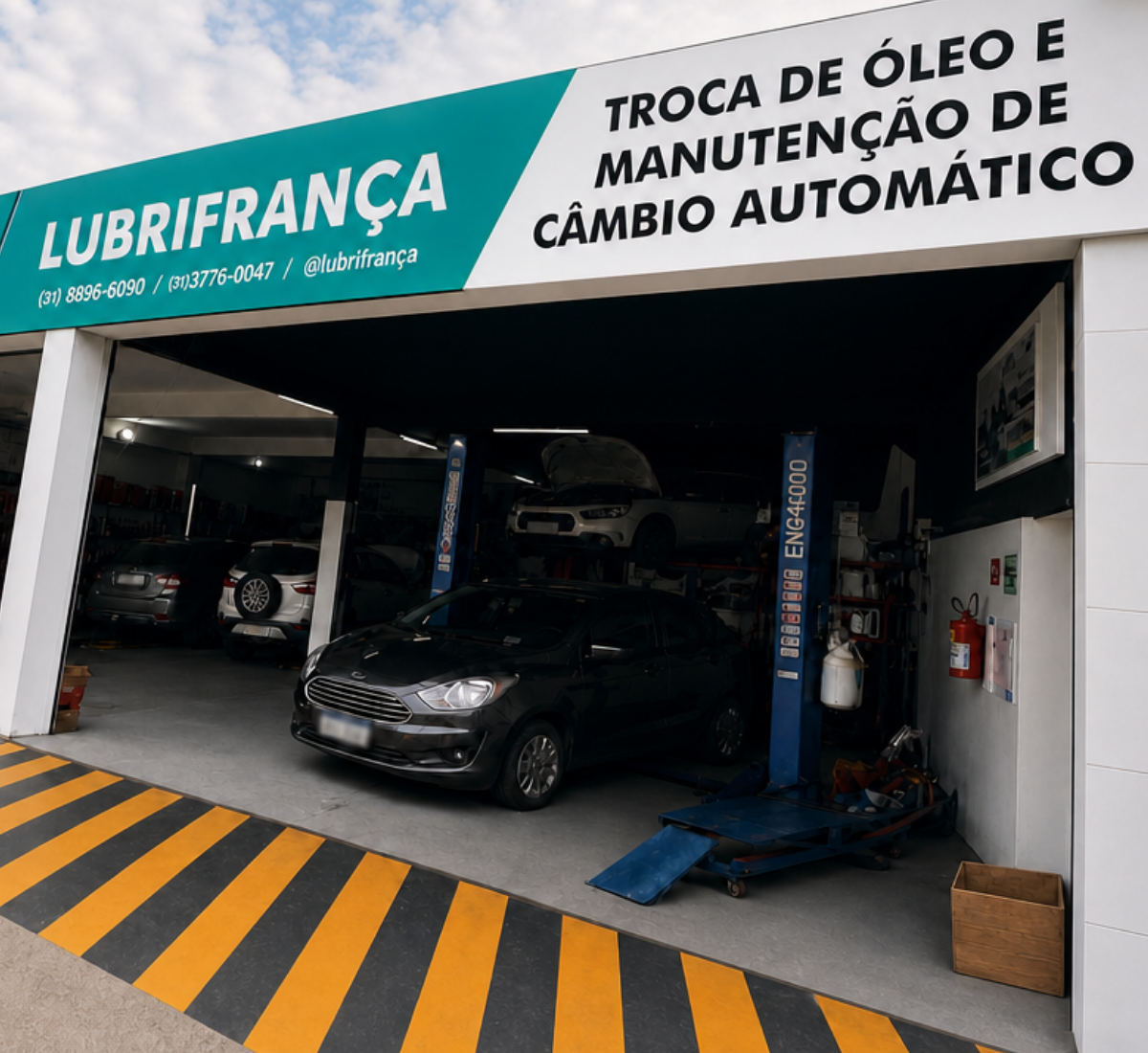 Fachada da LubriFrança com carro em atendimento no elevador dentro da oficina
